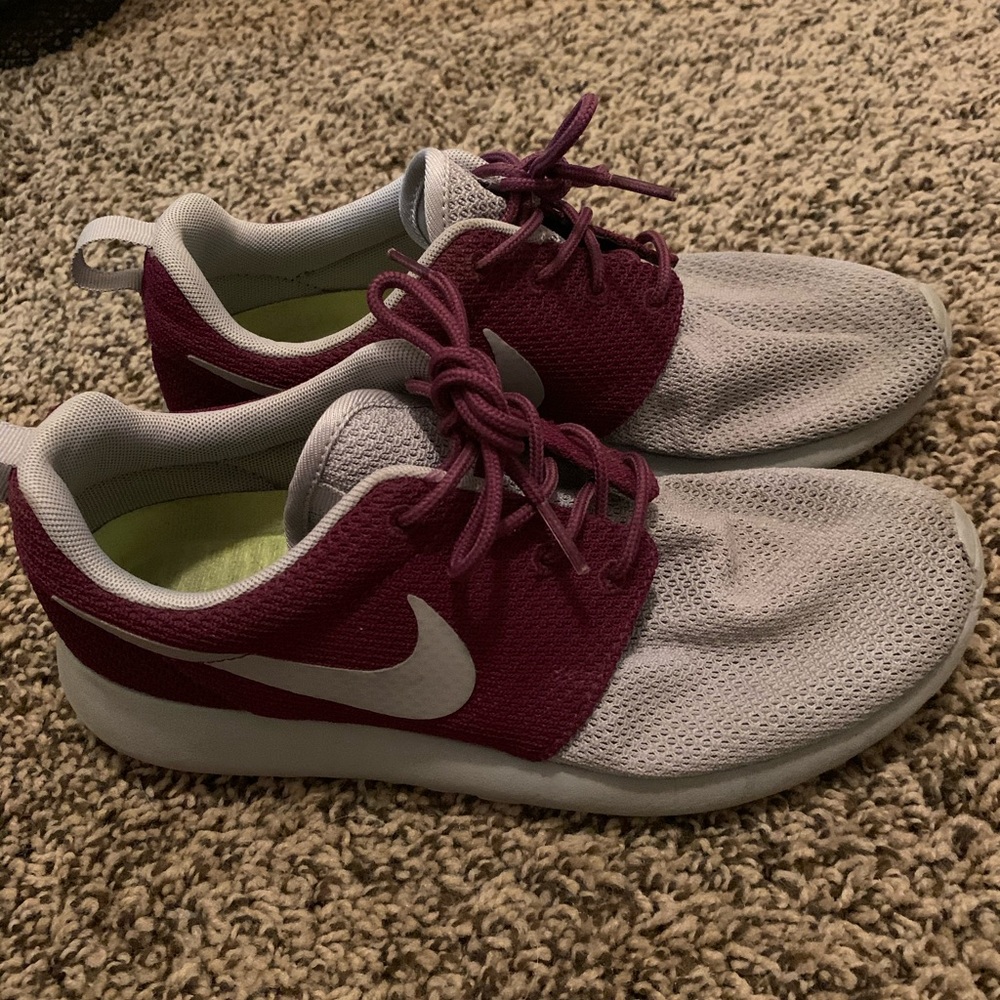 Nike Roshes Size 8